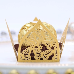Detail der lasergeschnittenen goldenen Schmetterlings Schokoladenhülle mit Spitze