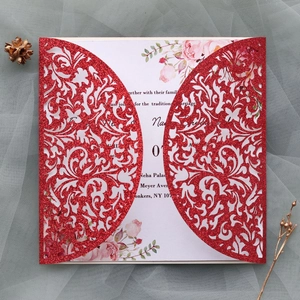 Détail de l'invitation de mariage rouge pailletée découpée au laser avec carte florale