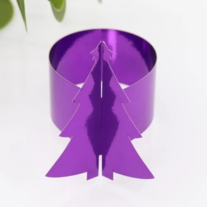 Détail d'un rond de serviette sapin de Noël 3D en papier violet à effet miroir