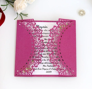 Détail d'invitation de mariage découpée au laser avec dentelle rose et page blanche