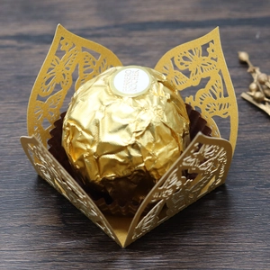 Detailaufnahme der lasergravierten goldenen Schmetterlings-Schokoladenhülle mit Spitze