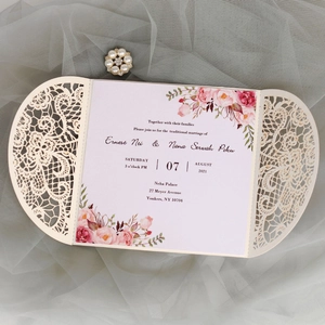 Detail der lasergeschnittenen Hochzeitseinladung mit rosa Aquarell-Blumeneinlage