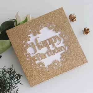 Vue détaillée de la carte d'anniversaire dorée pailletée avec motif floral découpé
