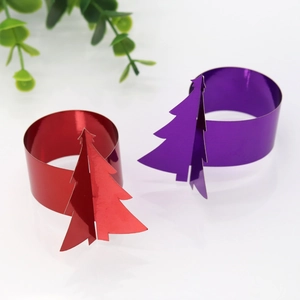 Détail de ronds de serviette en forme de sapin de Noël aux finitions rouge et violet