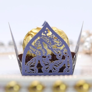 Makroaufnahme violetter lasergeschnittener Schmetterlings-Schokohüllen mit Goldtrüffel