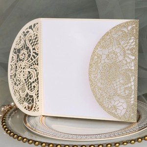 Details der lasergeschnittenen Hochzeitseinladung mit goldenem Glitzer und Spitze
