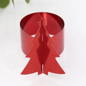 Détail d'un rond de serviette rouge métallisé en forme de sapin de Noël pour table de fête