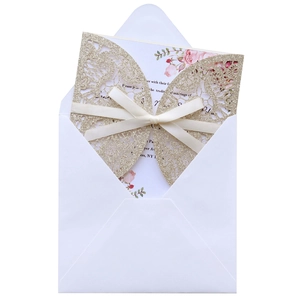 Lasergeschnittene goldene Hochzeitseinladung mit rosa Blumen und edler Seidenschleife