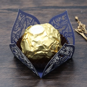 Makroaufnahme von lasergeschnittener Schokoladenhülle mit Schmetterling in Blau
