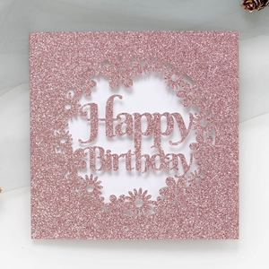 Vue détaillée de la carte d'anniversaire rose pailletée avec couronne de marguerites découpée