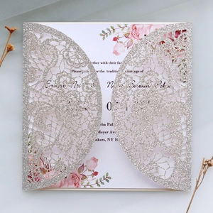 Detail der silbernen lasergeschnittenen Hochzeitseinladung mit rosa Blumenkarte