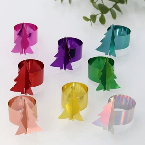 Vue détaillée de ronds de serviette sapin de Noël en huit finitions métalliques colorées