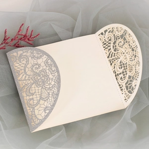 Detailansicht der Laser-Hochzeitseinladung mit Silberglitzer-Spitze und Blumenmuster