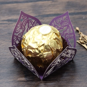 Detailansicht lasergeschnittener lila Schokoladen-Hohlraumdeko mit Schmetterlingsmuster