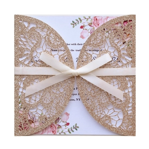 Laser-Einladungskarte mit Goldglitzer, cremefarbener Schleife und rosa Blumenmotiv