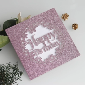 Détails d'une carte d'anniversaire découpée au laser avec paillettes et motif floral
