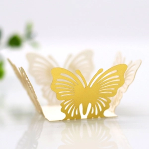 Dettaglio scatola di caramelle in carta perlata gialla con farfalle intagliate al laser