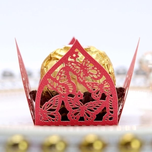 Makroaufnahme von roter Schmetterling-Pralinenhülle aus Papier mit Goldfolie