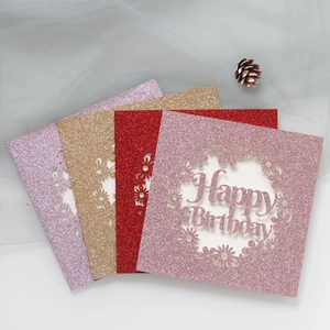 Détail macro de cartes d'anniversaire à paillettes découpées au laser avec motifs floraux