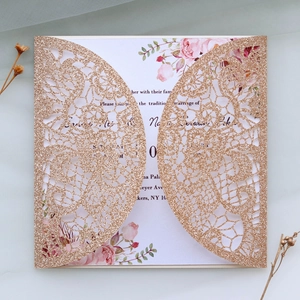 Makroaufnahme der roségoldenen Glitzer-Hochzeitseinladung mit Laser-Cut-Spitzendetails