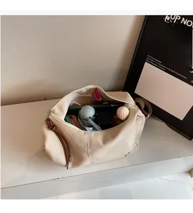 Detailansicht der minimalistischen Canvas-Tasche mit großem Stauraum für den täglichen Bedarf