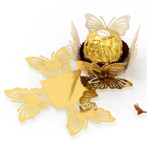 Dettaglio della scatola per caramelle a farfalla tagliata al laser in carta a specchio dorata
