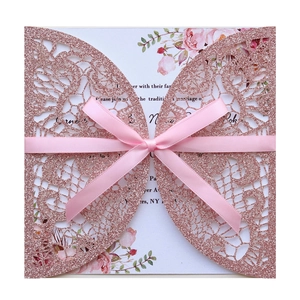 Laserschnitt-Hochzeitseinladung in Roségold-Glitzer mit rosa Schleife und Blumenkarte