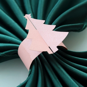 Détail du rond de serviette sapin de Noël en papier perlé rose sur satin vert foncé