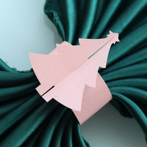 Gros plan d'un rond de serviette en papier rose en forme de sapin de Noël scintillant