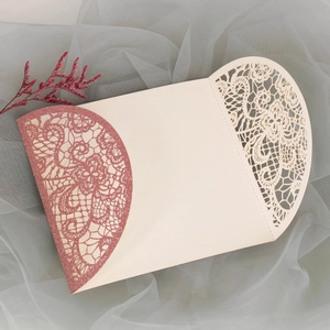 Details einer lasergeschnittenen Hochzeitseinladung mit roségoldenem Glitzer-Effekt