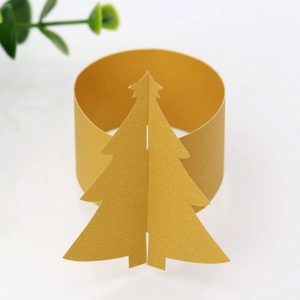 Détail du rond de serviette 3D en forme de sapin de Noël en papier doré avec effet brillant