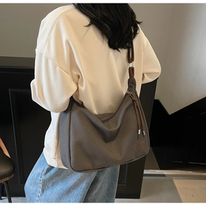 Detailaufnahme der dunkelgrauen Hobo-Tasche mit TCT-Stickerei und Reißverschluss