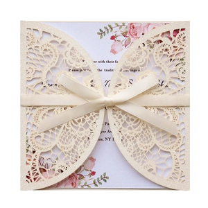 Details der lasergeschnittenen Glitzer-Hochzeitseinladung mit eleganter Bandschleife