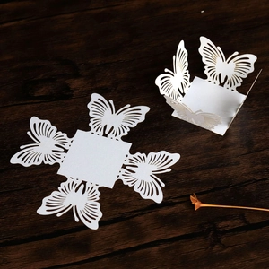 Scatola di caramelle a farfalla traforata al laser in carta perlata bianca decorativa
