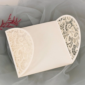 Detail des lasergeschnittenen Spitzenmusters auf cremefarbenem Hochzeit-Umschlag