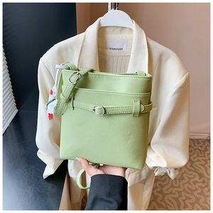 Détail du sac seau vert menthe à motif litchi avec breloque de petit canard blanc