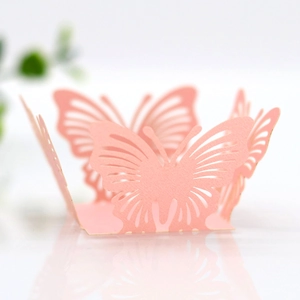 Dettaglio farfalla tagliata al laser su una scatola di caramelle rosa per decorazione nozze
