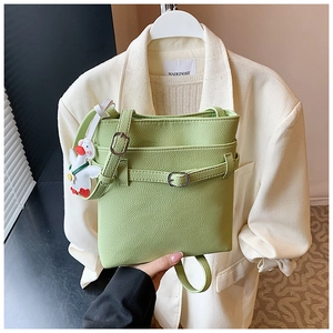 Détail du sac à main vert à motif lychee avec un joli pendentif de petit canard
