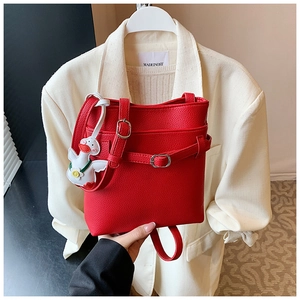 Sac seau en cuir litchi rouge avec breloque canard blanc en peluche et bandoulière réglable