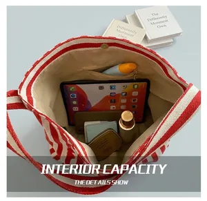 Gros plan de l'intérieur du sac cabas rayé avec poche zippée et grande contenance