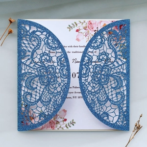 Detailansicht der lasergeschnittenen blauen Glitzer-Einladung mit rosa Rosen-Innenseite