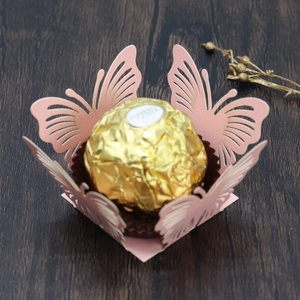 Dettaglio del porta cioccolato a farfalla tagliato al laser in rosa tenue su legno