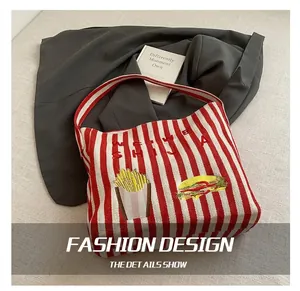 Détail du cabas en toile à rayures rouges et blanches avec broderies de frites