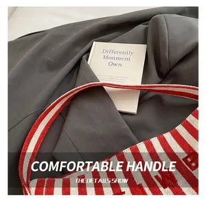 Détail du sac cabas en toile rayé rouge et blanc avec broderie de lettres élégante