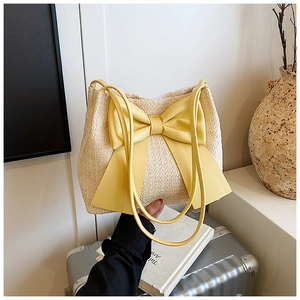 Sac seau en paille avec un nœud jaune vif et des détails de texture tressée