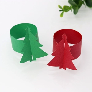 Détail de ronds de serviette en papier sapin de Noël rouge et vert pour la table