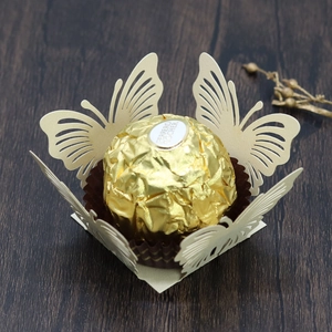 Dettaglio del porta cioccolata a farfalla traforato al laser in carta perlata oro