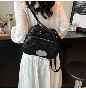 Détail du sac à dos noir avec motif jacquard ours et conception à double fermeture