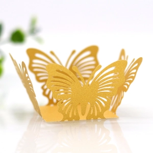 Macro di pirottini per cupcake a farfalla dorati tagliati al laser per decorazioni nuziali