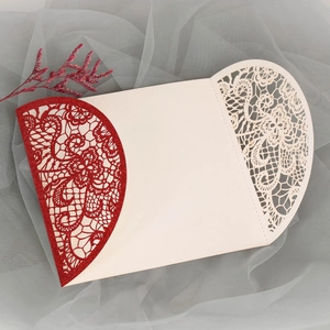 Detaillierte lasergeschnittene Hochzeitseinladung mit rotem Glitzer und Elfenbein